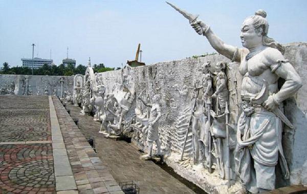 Membaca Sejarah Lama (5)
