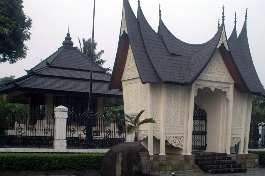 Gus Dur, Sudharmono, dan Meutia Hatta Ziarah ke Makam Bung Hatta di Tanah Kusir | Flashback